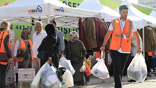 LÖSEV'in 'İyilikler Tırı' Elazığ'daki ailelere yardım ulaştırdı