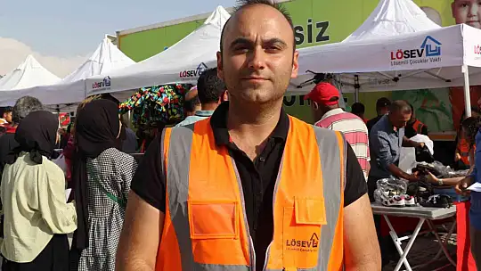 LÖSEV'in 'İyilikler Tırı' Elazığ'daki ailelere yardım ulaştırdı