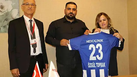 Medical Park Elazığ Hastanesi, Elazığ Karakoçan FK'nın sağlık sponsorluğu anlaşmasını yeniledi