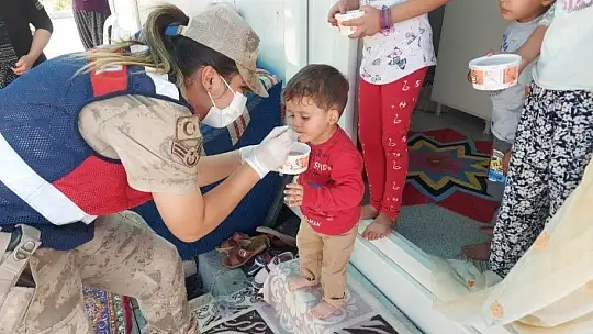 Mehmetçik konteyner kentte kalan ailelere aşure dağıttı