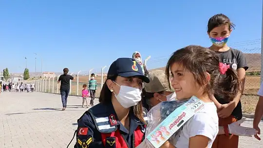 Mehmetçik konteyner kentte kalan ailelere aşure dağıttı