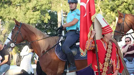 Mehteran takımı ve Atlı Jandarma Timi vatandaşlara Osmanlı dönemini yaşattı