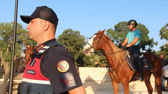 Mehteran takımı ve Atlı Jandarma Timi vatandaşlara Osmanlı dönemini yaşattı