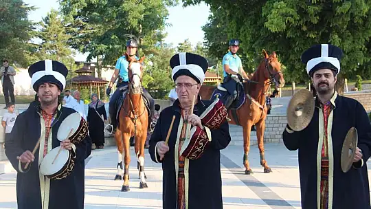 Mehteran takımı ve Atlı Jandarma Timi vatandaşlara Osmanlı dönemini yaşattı