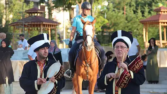 Mehteran takımı ve Atlı Jandarma Timi vatandaşlara Osmanlı dönemini yaşattı