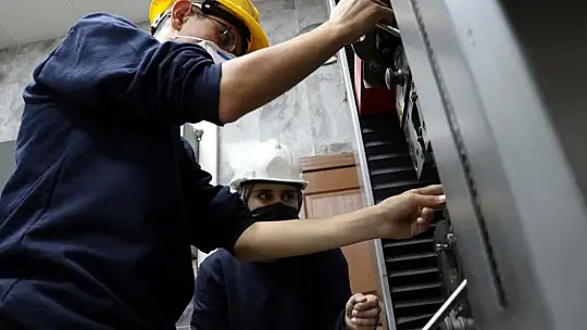 Zeycan Yıldırım Mesleki Teknik ve Anadolu Lisesi öğrencileri iş garantisi ile eğitim görüyor