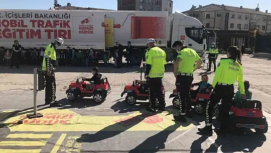 Mobil trafik eğitim tırı 2'nci gününde Elazığ'da eğitime devam etti