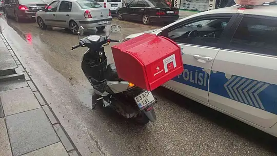 Motosiklet kayganlaşan yolda devrildi, sürücü yaralandı
