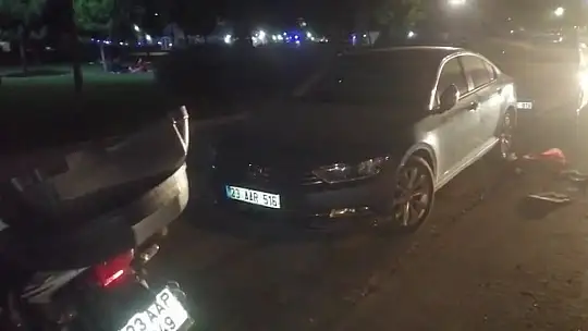 Motosiklet park halindeki otomobile çarptı: 1 yaralı