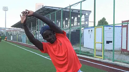 Okumak için Elazığ'a gelen Afrikalı öğrencilerin hayali futbolcu olmak