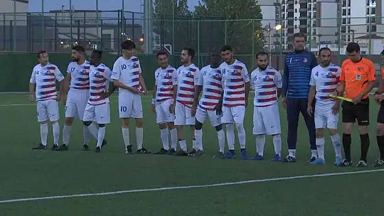 Okumak için Elazığ'a gelen Afrikalı öğrencilerin hayali futbolcu olmak
