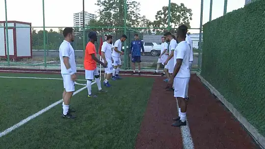 Okumak için Elazığ'a gelen Afrikalı öğrencilerin hayali futbolcu olmak