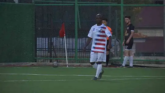 Okumak için Elazığ'a gelen Afrikalı öğrencilerin hayali futbolcu olmak