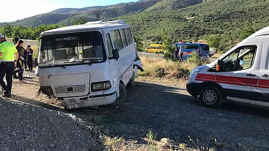 Otomobil tarım işçilerini taşıyan minibüse çaptı: 17 yaralı