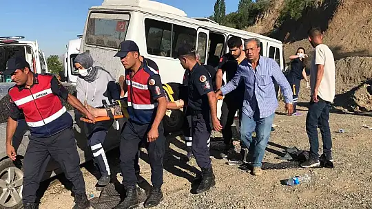 Otomobil tarım işçilerini taşıyan minibüse çaptı: 17 yaralı