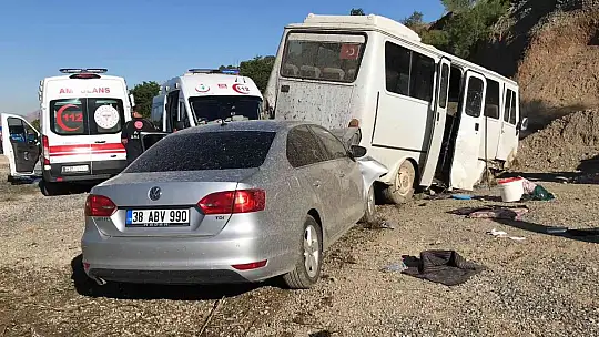 Otomobil tarım işçilerini taşıyan minibüse çaptı: 17 yaralı