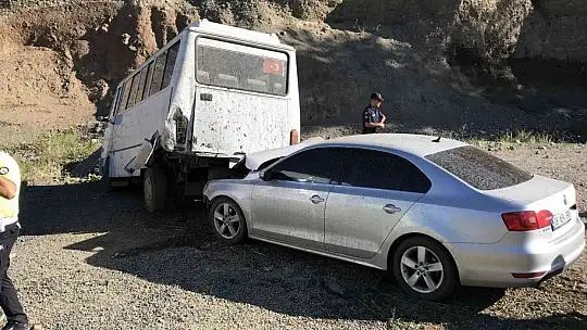 Otomobil tarım işçilerini taşıyan minibüse çaptı: 17 yaralı