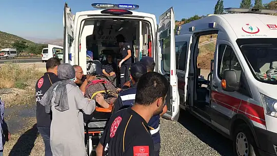 Otomobil tarım işçilerini taşıyan minibüse çaptı: 17 yaralı