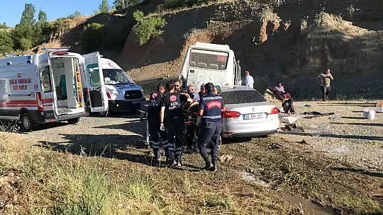 Otomobil tarım işçilerini taşıyan minibüse çaptı: 17 yaralı