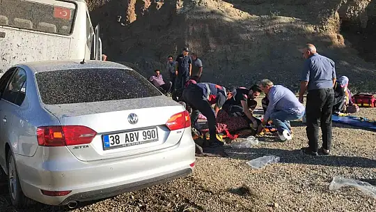 Otomobil tarım işçilerini taşıyan minibüse çaptı: 17 yaralı