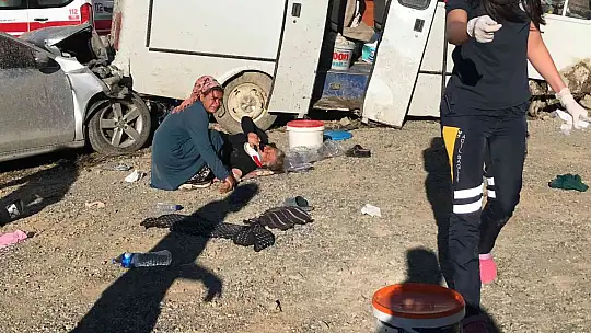 Otomobil tarım işçilerini taşıyan minibüse çaptı: 17 yaralı