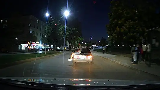 Otomobilin üzerinde tehlikeli yolculuk kamerada