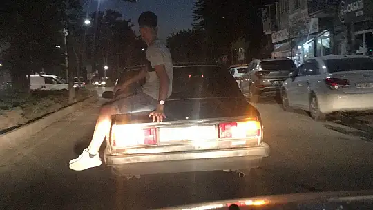 Otomobilin üzerinde tehlikeli yolculuk kamerada