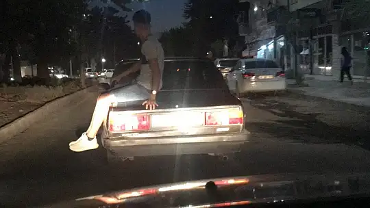 Otomobilin üzerinde tehlikeli yolculuk kamerada