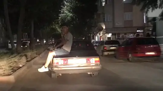 Otomobilin üzerinde tehlikeli yolculuk kamerada