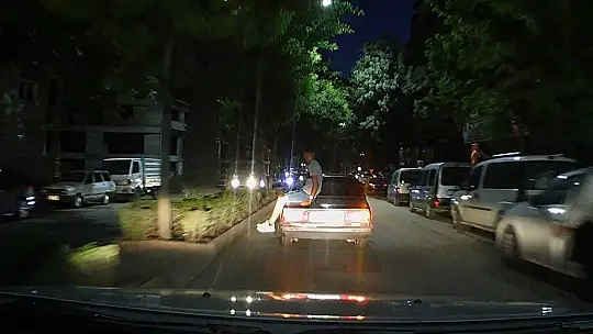 Otomobilin üzerinde tehlikeli yolculuk kamerada
