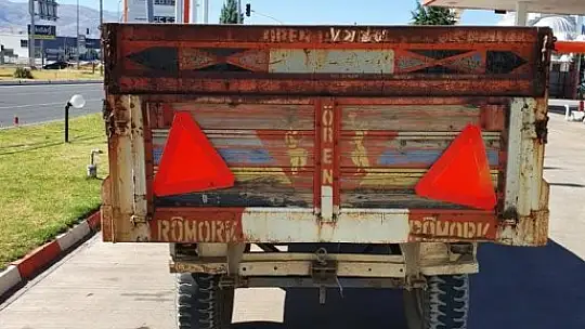 Polis, traktör sürücülerini bilgilendirip römorklara reflektör taktı
