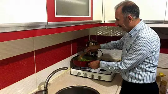Rektör Prof. Dr. Göktaş, öğrenci evinde sahur yaptı