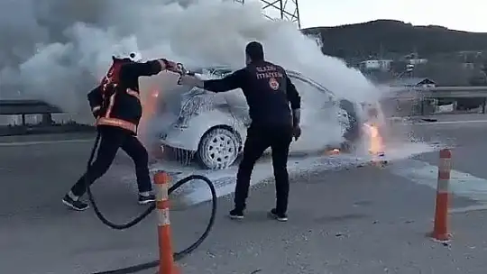 Seyir halindeki araç alev topuna döndü