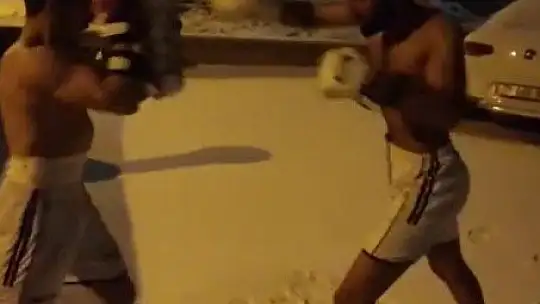 Soğuğa aldırmadan giysilerini çıkartıp kick boks yaptılar