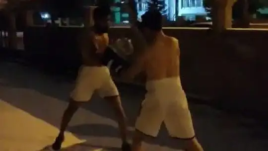 Soğuğa aldırmadan giysilerini çıkartıp kick boks yaptılar