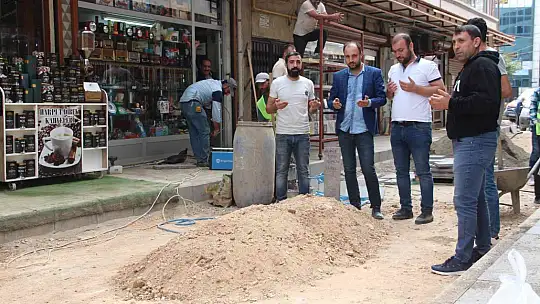 Sokak ortasındaki mezarı görenler durup dua okudu, gerçek ise bambaşka çıktı