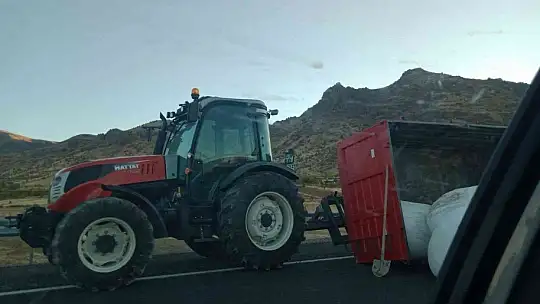 Tekeri çıkan küspe yüklü römork yan yattı