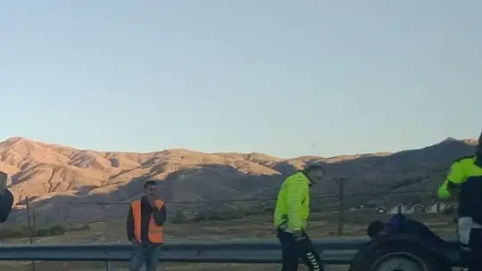 Tekeri çıkan küspe yüklü römork yan yattı