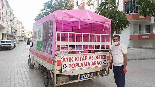 Torununun teşviki ile sokak sokak gezerek atık kitap topluyor, hem geri dönüşüme kazandırıyor hem de öğrencilere ücretsiz veriyor