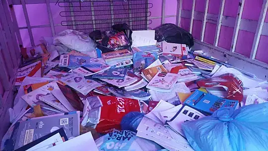 Torununun teşviki ile sokak sokak gezerek atık kitap topluyor, hem geri dönüşüme kazandırıyor hem de öğrencilere ücretsiz veriyor