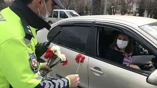 Trafik uygulaması bu kez farklı oldu, polisler kadınları karanfillerle karşıladı