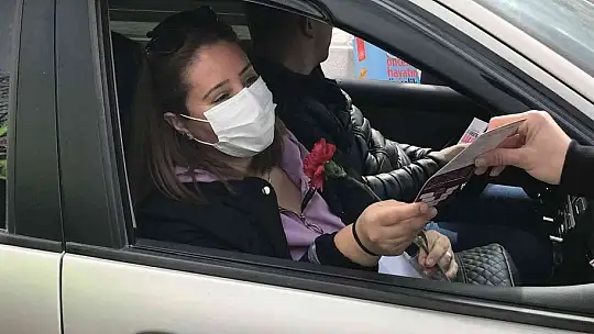 Trafik uygulaması bu kez farklı oldu, polisler kadınları karanfillerle karşıladı