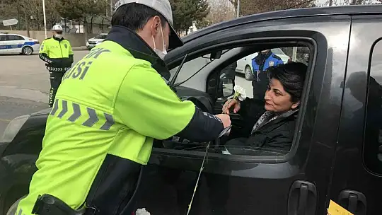 Trafik uygulaması bu kez farklı oldu, polisler kadınları karanfillerle karşıladı
