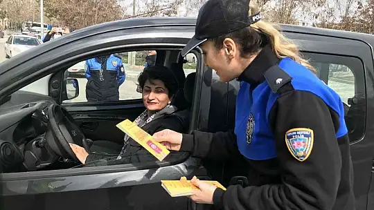 Trafik uygulaması bu kez farklı oldu, polisler kadınları karanfillerle karşıladı