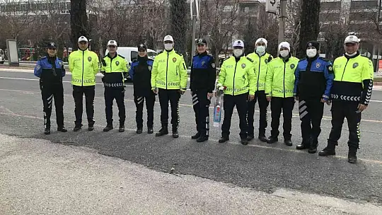 Trafik uygulaması bu kez farklı oldu, polisler kadınları karanfillerle karşıladı