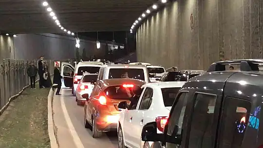 Trafikte durup oynayan düğün konvoyuna ceza