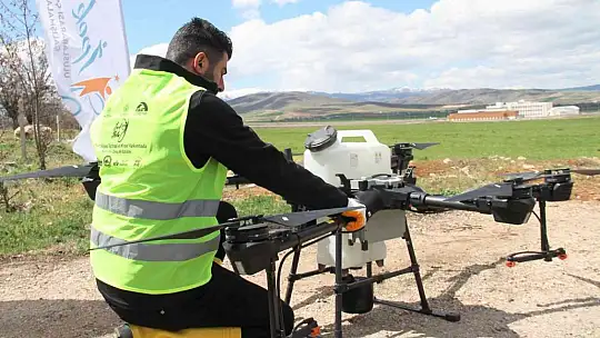 Türkiye'de bir ilk: Dron ile ücretsiz ilaçlama