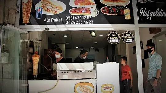 Türkmen gelin, Elazığ'da döner kesip köfte yapıyor