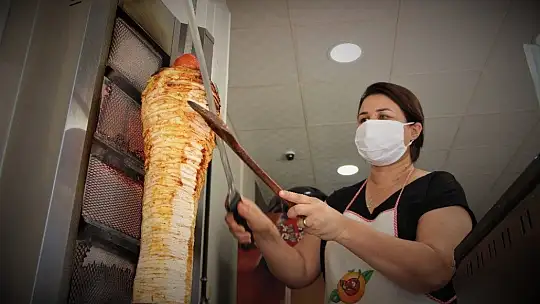 Türkmen gelin, Elazığ'da döner kesip köfte yapıyor