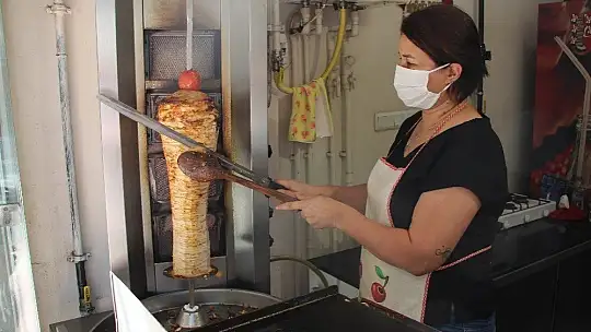 Türkmen gelin, Elazığ'da döner kesip köfte yapıyor